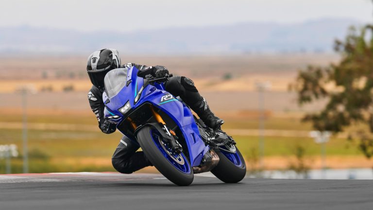 2026-Yamaha-YZF700R7-EU-Icon_Blue-Action-004-03