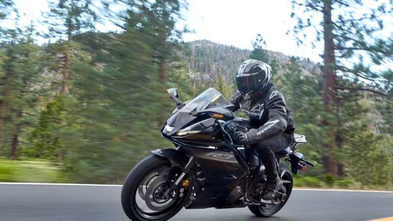 2026-Yamaha-YZF700R7-EU-Midnight_Black-Action-001-03