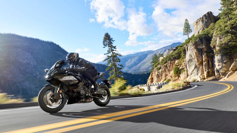 2026-Yamaha-YZF700R7-EU-Midnight_Black-Action-002-03