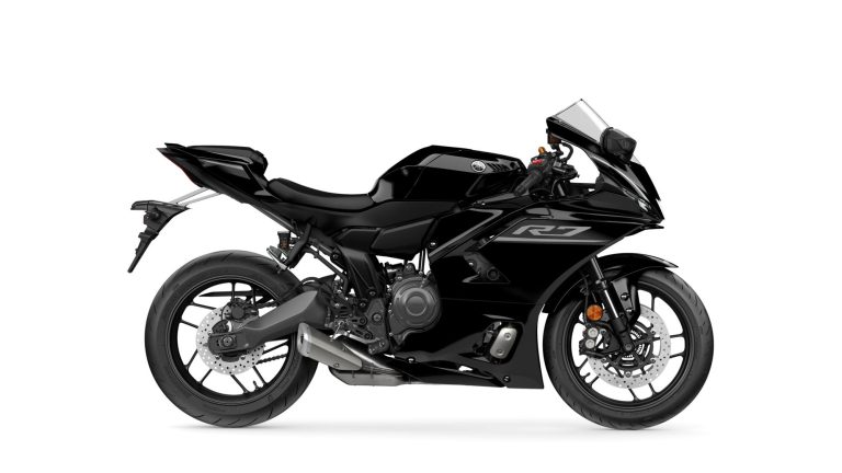 2026-Yamaha-YZF700R7-EU-Midnight_Black-Studio-002-03