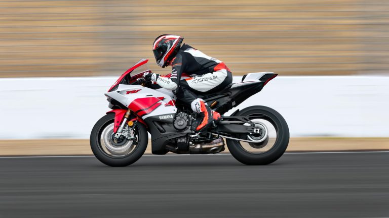 2026-Yamaha-YZF900R9-EU-Anniversary_White-Action-004-03