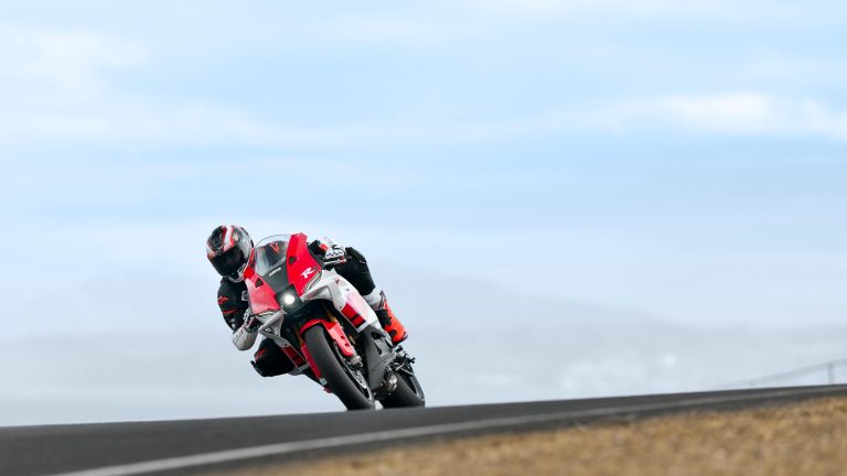 2026-Yamaha-YZF900R9-EU-Anniversary_White-Action-005-03