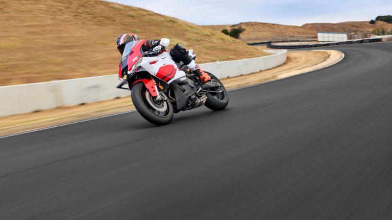 2026-Yamaha-YZF900R9-EU-Anniversary_White-Action-007-03