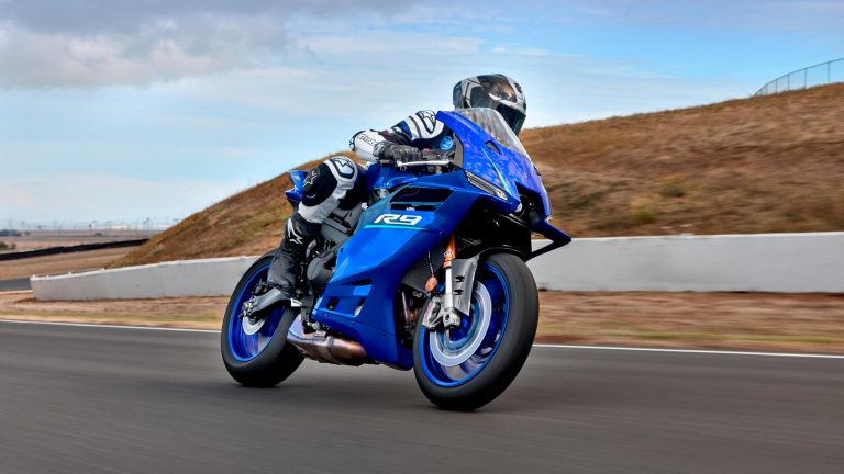 2026-Yamaha-YZF900R9-EU-Icon_Blue-Action-001-03