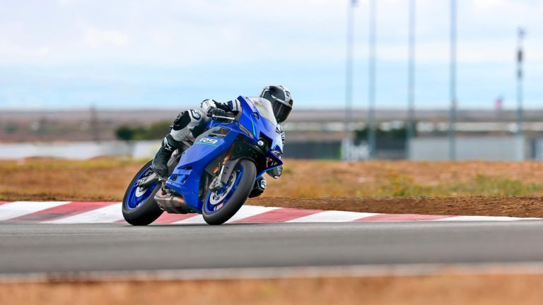 2026-Yamaha-YZF900R9-EU-Icon_Blue-Action-002-03