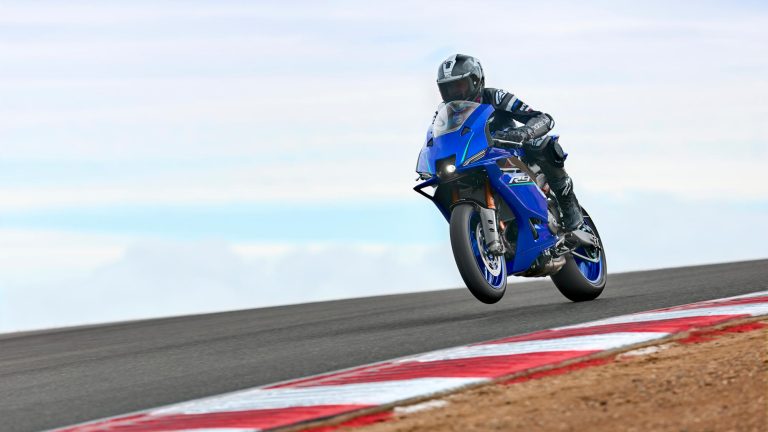 2026-Yamaha-YZF900R9-EU-Icon_Blue-Action-004-03