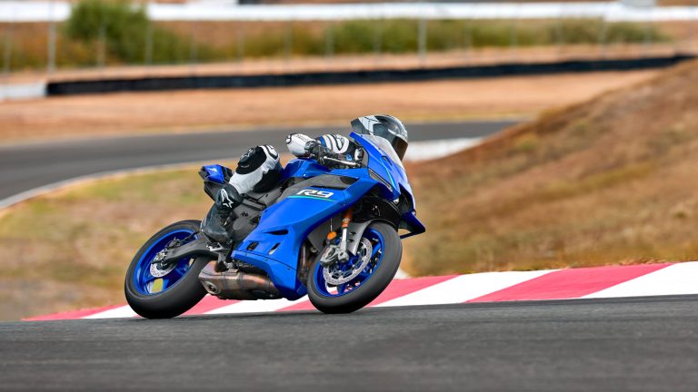 2026-Yamaha-YZF900R9-EU-Icon_Blue-Action-005-03