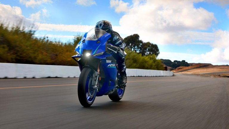 2026-Yamaha-YZF900R9-EU-Icon_Blue-Action-007-03
