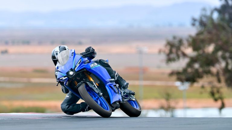 2026-Yamaha-YZFR320-EU-Icon_Blue-Action-002-03