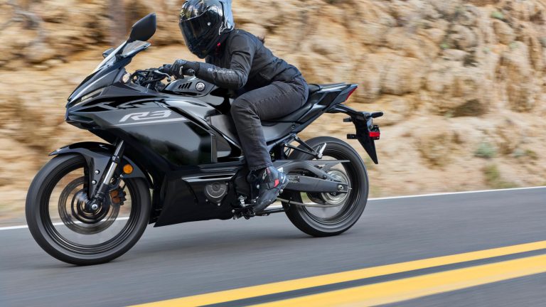 2026-Yamaha-YZFR320-EU-Midnight_Black-Action-002-03