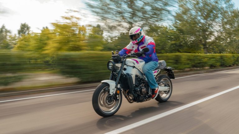 2027-Yamaha-XS850-EU-Neon_White-Action-001-03