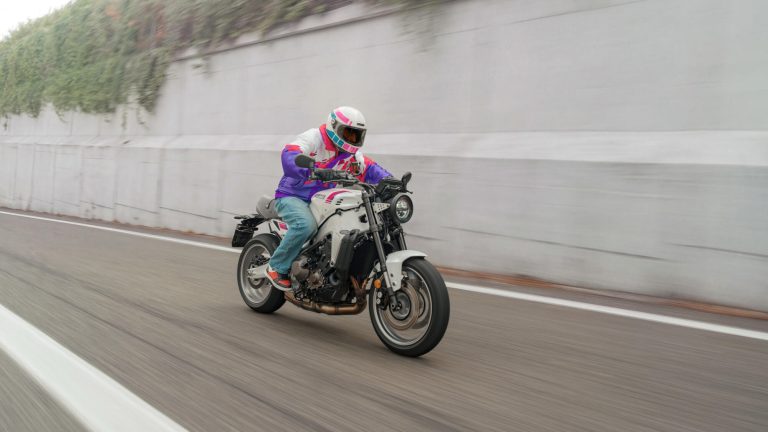 2027-Yamaha-XS850-EU-Neon_White-Action-002-03