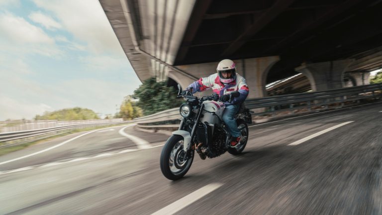 2027-Yamaha-XS850-EU-Neon_White-Action-003-03