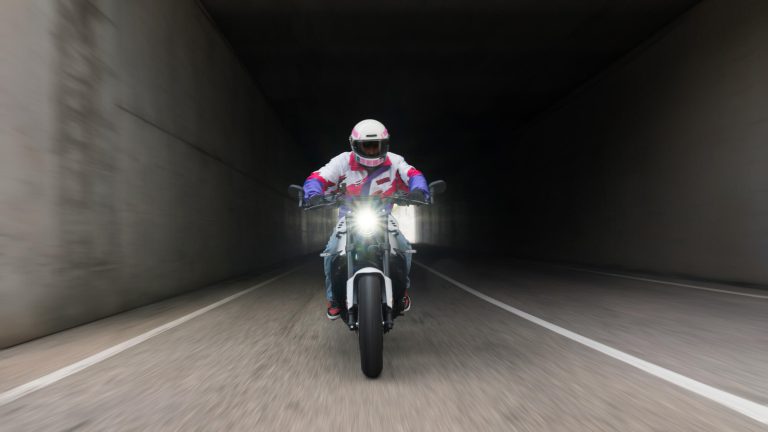 2027-Yamaha-XS850-EU-Neon_White-Action-004-03