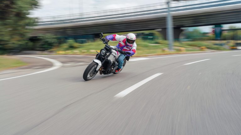 2027-Yamaha-XS850-EU-Neon_White-Action-005-03