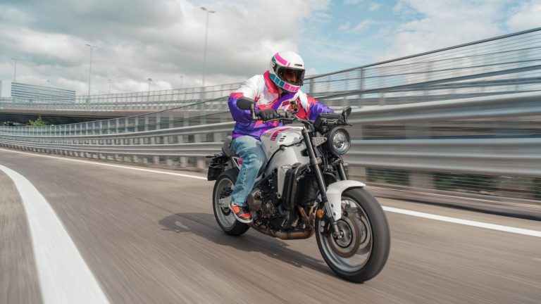 2027-Yamaha-XS850-EU-Neon_White-Action-006-03