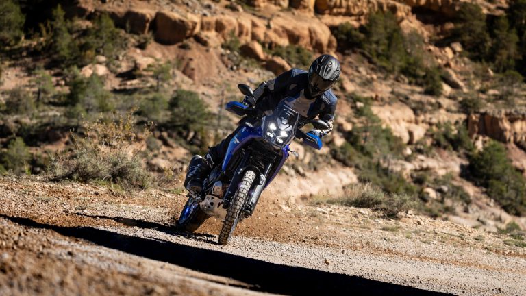 2027-Yamaha-XTZ700-EU-Icon_Blue-Action-001-03
