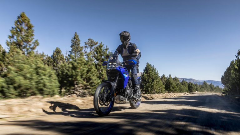2027-Yamaha-XTZ700-EU-Icon_Blue-Action-002-03