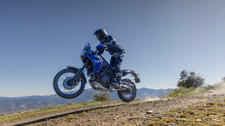 2027-Yamaha-XTZ700-EU-Icon_Blue-Action-007-03