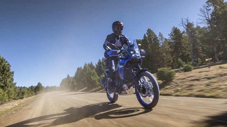 2027-Yamaha-XTZ700-EU-Icon_Blue-Action-008-03