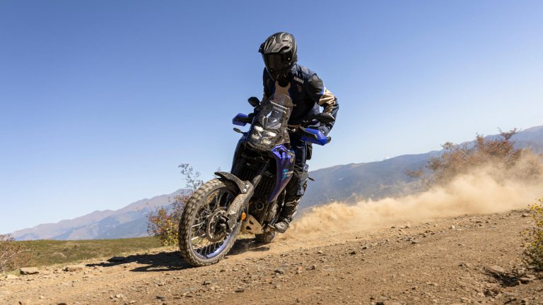 2027-Yamaha-XTZ700-EU-Icon_Blue-Action-009-03