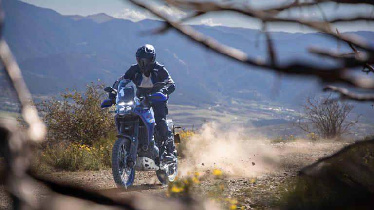 2027-Yamaha-XTZ700-EU-Icon_Blue-Action-010-03