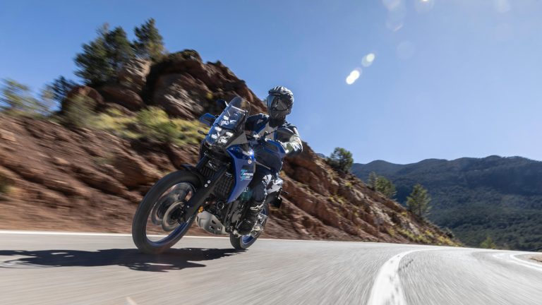 2027-Yamaha-XTZ700-EU-Icon_Blue-Action-011-03